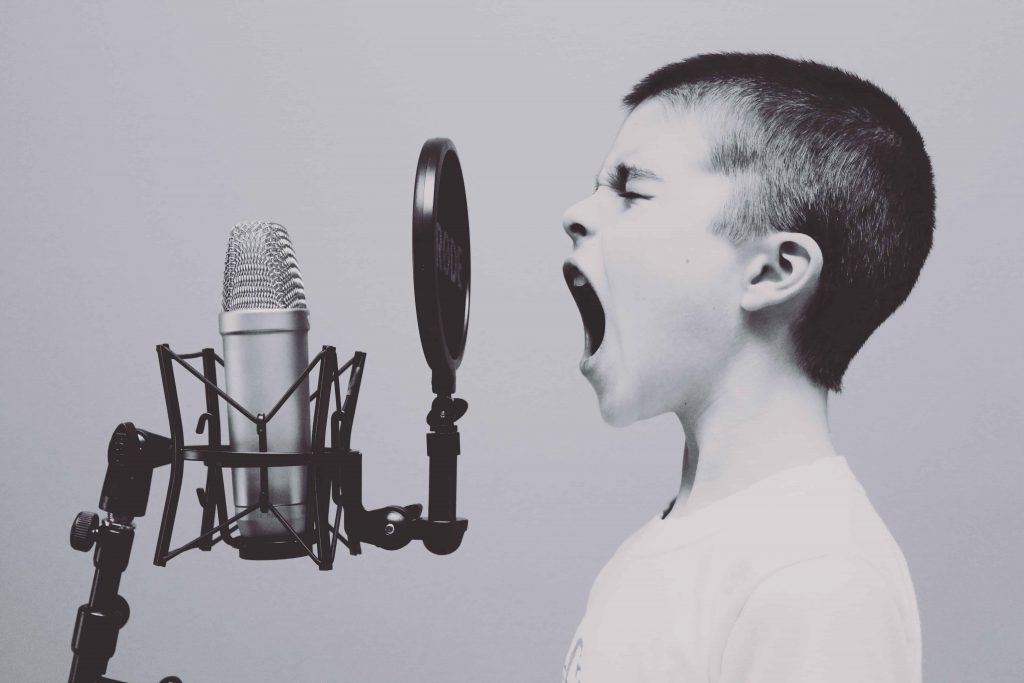 singender Junge mit Mikrofon