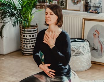 Frau sitzend mit geschlossenen Augen